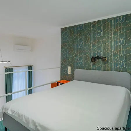 Spacious شقة *